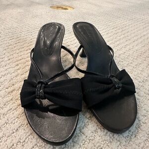 Donald Pliner kitten heel sandal AUTOGRAPHED